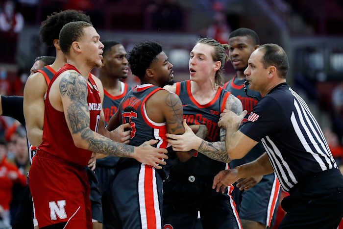 USATSI_17804360 scuffle MBB vs Ohio State 2022.03.01